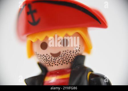 Den Helder, Niederlande. Dezember 2024. Playmobil-Figuren von Piraten auf weißem Hintergrund. Hochwertige Fotos Stockfoto