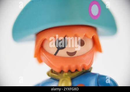 Den Helder, Niederlande. Dezember 2024. Playmobil-Figuren von Piraten auf weißem Hintergrund. Hochwertige Fotos Stockfoto
