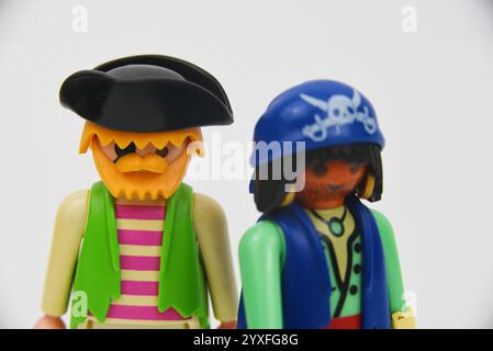 Den Helder, Niederlande. Dezember 2024. Playmobil-Figuren von Piraten auf weißem Hintergrund. Hochwertige Fotos Stockfoto