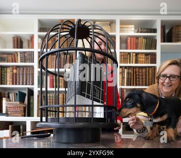 Shapero Rare Books, New Bond Street, London, Großbritannien. Dezember 2024. Das perfekte Weihnachtsgeschenk dieses Jahres ist ein 1 Million £ schweres, mit Leder und Platin besetztes, diamantbesetztes Buch der klassischen Novelle Breakfast at Tiffany's von Truman Capote, eine Zusammenarbeit zwischen dem preisgekrönten Buchbinder Kate Holland & Mayfair Institution, Bentley & Skinner. Das Buch wird von Hero Shapero, dem Bürohund, beobachtet. Quelle: Malcolm Park/Alamy Live News Stockfoto