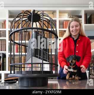 Shapero Rare Books, New Bond Street, London, Großbritannien. Dezember 2024. Das perfekte Weihnachtsgeschenk dieses Jahres ist ein 1 Million £ schweres, mit Leder und Platin besetztes, diamantbesetztes Buch der klassischen Novelle Breakfast at Tiffany's von Truman Capote, eine Zusammenarbeit zwischen dem preisgekrönten Buchbinder Kate Holland & Mayfair Institution, Bentley & Skinner. Das Buch wird von Hero Shapero, dem Bürohund, beobachtet. Quelle: Malcolm Park/Alamy Live News Stockfoto