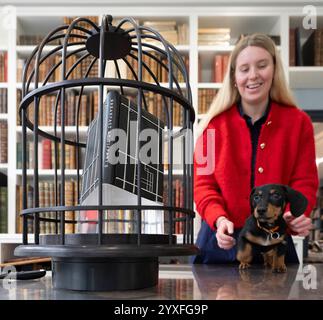 Shapero Rare Books, New Bond Street, London, Großbritannien. Dezember 2024. Das perfekte Weihnachtsgeschenk dieses Jahres ist ein 1 Million £ schweres, mit Leder und Platin besetztes, diamantbesetztes Buch der klassischen Novelle Breakfast at Tiffany's von Truman Capote, eine Zusammenarbeit zwischen dem preisgekrönten Buchbinder Kate Holland & Mayfair Institution, Bentley & Skinner. Das Buch wird von Hero Shapero, dem Bürohund, beobachtet. Quelle: Malcolm Park/Alamy Live News Stockfoto