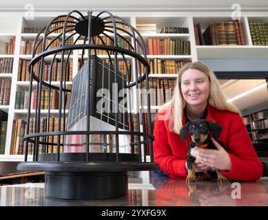 Shapero Rare Books, New Bond Street, London, Großbritannien. Dezember 2024. Das perfekte Weihnachtsgeschenk dieses Jahres ist ein 1 Million £ schweres, mit Leder und Platin besetztes, diamantbesetztes Buch der klassischen Novelle Breakfast at Tiffany's von Truman Capote, eine Zusammenarbeit zwischen dem preisgekrönten Buchbinder Kate Holland & Mayfair Institution, Bentley & Skinner. Das Buch wird von Hero Shapero, dem Bürohund, beobachtet. Quelle: Malcolm Park/Alamy Live News Stockfoto