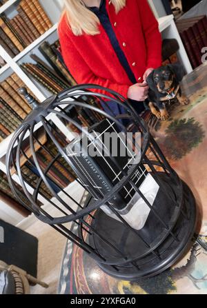 Shapero Rare Books, New Bond Street, London, Großbritannien. Dezember 2024. Das perfekte Weihnachtsgeschenk dieses Jahres ist ein 1 Million £ schweres, mit Leder und Platin besetztes, diamantbesetztes Buch der klassischen Novelle Breakfast at Tiffany's von Truman Capote, eine Zusammenarbeit zwischen dem preisgekrönten Buchbinder Kate Holland & Mayfair Institution, Bentley & Skinner. Das Buch wird von Hero Shapero, dem Bürohund, beobachtet. Quelle: Malcolm Park/Alamy Live News Stockfoto