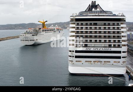 FOTOS: Marseille, Frankreich. 15. Dezember 2024: Rückblick auf „das Kreuzfahrtschiff, das nie gekreuzt hat“. Vor 10 Jahren verließ das Kreuzfahrtschiff Costa Celebration Europa zu einem unbekannten Ziel, das von einem unbekannten Käufer gekauft wurde. Das alte Schiff, das 1987 für Carnival gestartet wurde, ex Grand Celebration des letztlich pleite gewordenen Iberocruceros, hatte gerade seinen Namen geändert und wurde in der französischen Werft umgerüstet. Quelle: KEVIN IZORCE/Alamy Live News Stockfoto