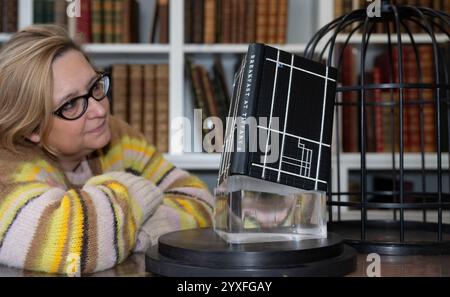 Shapero Rare Books, New Bond Street, London, Großbritannien. Dezember 2024. Das perfekte Weihnachtsgeschenk dieses Jahres ist ein 1 Million £ schweres Buch der klassischen Novelle Breakfast at Tiffany's von Truman Capote, eine Zusammenarbeit zwischen dem preisgekrönten Buchbinder Kate Holland & Mayfair Institution, Bentley & Skinner. Das auf Bestellung hergestellte Geschenk wird nur einmal hergestellt und enthält auch die originalen Fotomontagen, die Truman Capote in Auftrag gab, und ist in einem ebonisierten Vogelkäfig in einem Vintage-Stil-Schrankkasten untergebracht. Gutschrift: Stockfoto