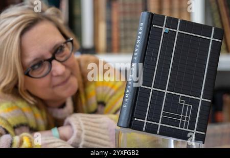 Shapero Rare Books, New Bond Street, London, Großbritannien. Dezember 2024. Das perfekte Weihnachtsgeschenk dieses Jahres ist ein 1 Million £ schweres Buch der klassischen Novelle Breakfast at Tiffany's von Truman Capote, eine Zusammenarbeit zwischen dem preisgekrönten Buchbinder Kate Holland & Mayfair Institution, Bentley & Skinner. Das auf Bestellung hergestellte Geschenk wird nur einmal hergestellt und enthält auch die originalen Fotomontagen, die Truman Capote in Auftrag gab, und ist in einem ebonisierten Vogelkäfig in einem Vintage-Stil-Schrankkasten untergebracht. Gutschrift: Stockfoto
