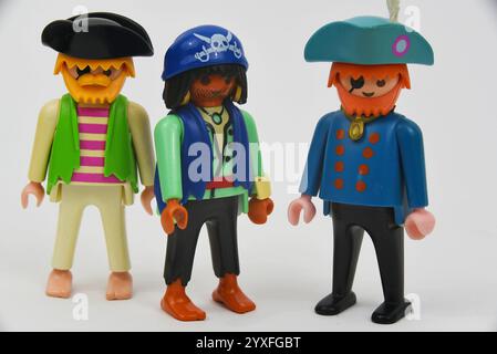 Den Helder, Niederlande. Dezember 2024. Playmobil-Figuren von Piraten auf weißem Hintergrund. Hochwertige Fotos Stockfoto