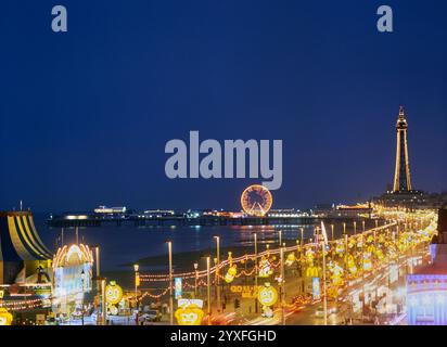 Blackpool Lichter entlang der Golden Mile bei Nacht. Lancashire, England Stockfoto