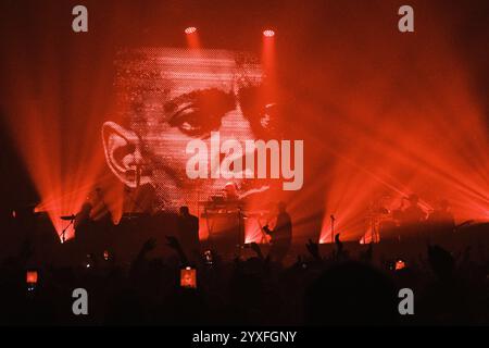 Kopenhagen, Dänemark. Dezember 2024. Die englische Band Faithless spielt ein Live-Konzert in Poolen in Kopenhagen. Stockfoto