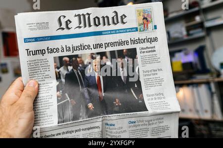 Paris, Frankreich - 20. Mai 2024: Auf der Titelseite der Zeitung Le Monde wird Donald Trump vor Gericht gestellt Stockfoto