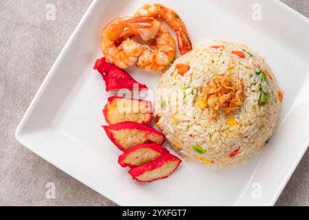 Yangzhou Fried Rice ist ein beliebtes chinesisches Wok-Reisgericht. Asiatisch Chinesisch China Küche. Authentischer gebratener Yangzhou-Reis mit Ei, frischer pra Stockfoto