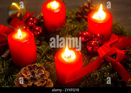 Adventsgrüße 4. Adventskranz mit vier brennenden Kerzen Stockfoto