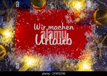Schild mit Aufschrift wir MACHEN URLAUB mit Weihnachtsdekoration Stockfoto