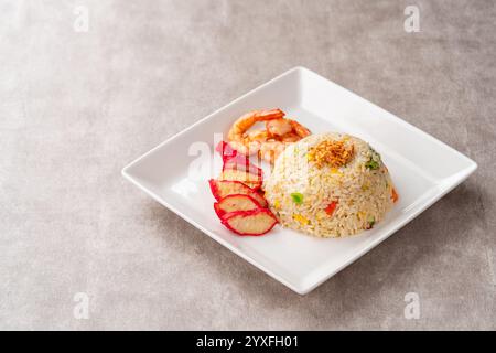 Yangzhou Fried Rice ist ein beliebtes chinesisches Wok-Reisgericht. Asiatisch Chinesisch China Küche. Authentischer gebratener Yangzhou-Reis mit Ei, frischer pra Stockfoto