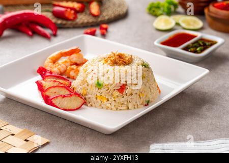 Yangzhou Fried Rice ist ein beliebtes chinesisches Wok-Reisgericht. Asiatisch Chinesisch China Küche. Authentischer gebratener Yangzhou-Reis mit Ei, frischer pra Stockfoto