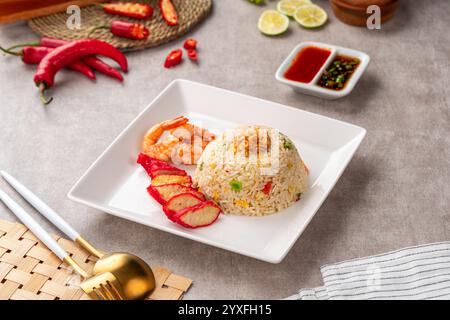 Yangzhou Fried Rice ist ein beliebtes chinesisches Wok-Reisgericht. Asiatisch Chinesisch China Küche. Authentischer gebratener Yangzhou-Reis mit Ei, frischer pra Stockfoto