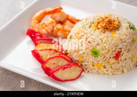 Yangzhou Fried Rice ist ein beliebtes chinesisches Wok-Reisgericht. Asiatisch Chinesisch China Küche. Authentischer gebratener Yangzhou-Reis mit Ei, frischer pra Stockfoto