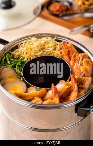 Hokkien Mee oder Garnelennudeln werden in Schweineschmalz geworfen und mit Fischbällchen und Garnelen serviert. Stockfoto