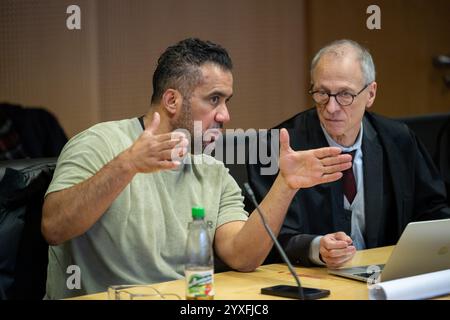 16. Dezember 2024, Brandenburg, Frankfurt (oder): Arafat Abou-Chaker (l) und sein Verteidiger Hansgeorg Birkhoff sprechen vor dem Amtsgericht während einer Pause in der Zivilklage des Rappers Bushido gegen seinen ehemaligen Geschäftspartner Abou-Chaker. Foto: Soeren Stache/dpa Stockfoto