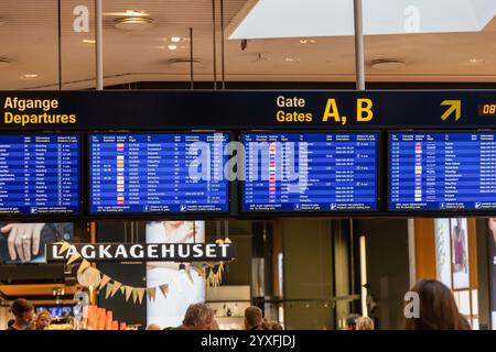 Informationstafel zum internationalen Flughafen Kopenhagen mit Fluginformationen. Kopenhagen, Dänemark - 12. Dezember 2024 Stockfoto