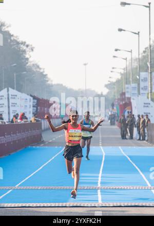 Kalkutta, Westbengalen, Indien. Dezember 2024. Tata Steel World Marathon 25 km Kalkutta(TSW25K). Der weltweit einzige World Athletics Gold Label 25 km Marathon fand am 15. Dezember 2024 in Kalkutta statt. Sanjeevani Jadhav 1:29:08; Sieger in der Kategorie Indische Frauen. (Kreditbild: © Amlan Biswas/Pacific Press via ZUMA Press Wire) NUR REDAKTIONELLE VERWENDUNG! Nicht für kommerzielle ZWECKE! Stockfoto