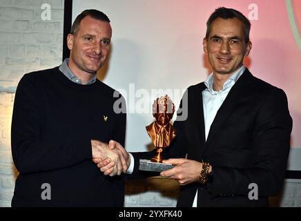 Grimbergen, Belgien. Dezember 2024. Clubchef Nicky Hayen und Pro League-CEO Lorin Parys wurden während einer Zeremonie für die „Raymond Goethals Trophy“ und den „Dominique D'Onofrio Prize“ am Montag, den 16. Dezember 2024 in Grimbergen vorgestellt. Die Raymond Goethals Trophäe ist belgischen Trainern vorbehalten, die in Belgien oder im Ausland aktiv sind. Der Dominique D'Onofrio-Preis ist für Anfänger in der Jupiler Pro League reserviert, die nicht älter als 20 Jahre sind. BELGA PHOTO ERIC LALMAND Credit: Belga News Agency/Alamy Live News Stockfoto
