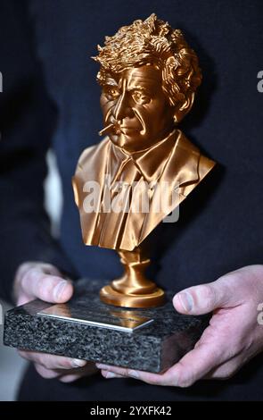 Grimbergen, Belgien. Dezember 2024. Clubs Cheftrainer Nicky Hayen hält die Trophäe während einer Zeremonie für die „Raymond Goethals Trophy“ und den „Dominique D’Onofrio Prize“ am Montag, den 16. Dezember 2024, in Grimbergen. Die Raymond Goethals Trophäe ist belgischen Trainern vorbehalten, die in Belgien oder im Ausland aktiv sind. Der Dominique D'Onofrio-Preis ist für Anfänger in der Jupiler Pro League reserviert, die nicht älter als 20 Jahre sind. BELGA PHOTO ERIC LALMAND Credit: Belga News Agency/Alamy Live News Stockfoto