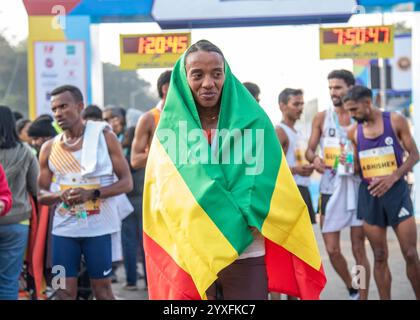 Kalkutta, Westbengalen, Indien. Dezember 2024. Tata Steel World Marathon 25K Kolkata (TSW25K). Der weltweit einzige 25K Marathon des World Athletics Gold Label fand am 15. Dezember 2024 in Kalkutta statt. (Kreditbild: © Amlan Biswas/Pacific Press via ZUMA Press Wire) NUR REDAKTIONELLE VERWENDUNG! Nicht für kommerzielle ZWECKE! Stockfoto