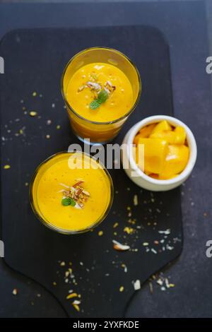Hausgemachte Mango Lassi | traditioneller indischer Smoothie mit Mangos, selektiver Fokus Stockfoto