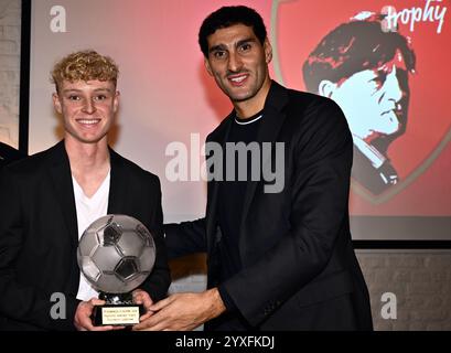 Grimbergen, Belgien. Dezember 2024. Joaquin Seys und Marouane Fellaini des Clubs wurden während einer Zeremonie für die „Raymond Goethals Trophy“ und den „Dominique D'Onofrio Prize“ am Montag, den 16. Dezember 2024, in Grimbergen gezeigt. Die Raymond Goethals Trophäe ist belgischen Trainern vorbehalten, die in Belgien oder im Ausland aktiv sind. Der Dominique D'Onofrio-Preis ist für Anfänger in der Jupiler Pro League reserviert, die nicht älter als 20 Jahre sind. BELGA PHOTO ERIC LALMAND Credit: Belga News Agency/Alamy Live News Stockfoto