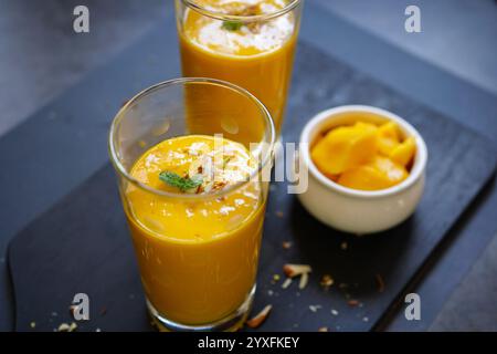 Hausgemachte Mango Lassi | traditioneller indischer Smoothie mit Mangos, selektiver Fokus Stockfoto