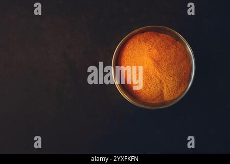 Frisch gemahlenes Kurkumapulver mit Kopierraum Stockfoto