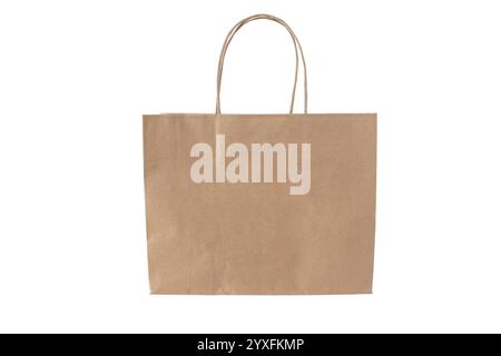Braune Einkaufstasche aus Bastelpapier mit Papierseilgriffen isoliert auf weiß. Stockfoto