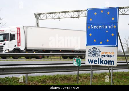 Niederlande starten mit sichtbarer Grenzkontrolle. Blick auf den Grenzübergang der A6 in Bunde. Auf der deutschen Seite der Grenze wird bereits seit Mitte September kontrolliert - seit ein paar Tagen wird nun auch auf der niederländischen Seite entsprechend kontrolliert. Bunde Niedersachsen Deutschlan *** Niederlande Start mit sichtbarer Grenzkontrolle Ansicht des Grenzübergangs A6 in Bunde Kontrollen werden seit Mitte September auf deutscher Seite und seit einigen Tagen auch auf niederländischer Seite durchgeführt Bunde Niedersachsen Deutschland Copyright: Xdiebildwerftx Stockfoto