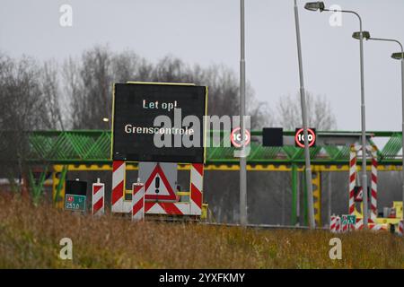 Niederlande starten mit sichtbarer Grenzkontrolle. Lasst euch auf einer LED-Tafel am Grenzübergang der A6 in Bunde stehen. Auf der deutschen Seite der Grenze wird bereits seit Mitte September kontrolliert - seit ein paar Tagen wird nun auch auf der niederländischen Seite entsprechend kontrolliert. Bunde Niedersachsen Deutschlan *** Niederlande Start mit sichtbarer Grenzkontrolle Let op Grensconrole Acht auf Grenzkontrollen steht auf einer LED-Platine am Grenzübergang auf der A6 in Bunde auf der deutschen Seite der Grenze, Kontrollen sind bereits vorhanden Stockfoto