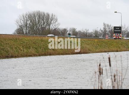 Niederlande starten mit sichtbarer Grenzkontrolle. Lasst euch auf einer LED-Tafel am Grenzübergang der A6 in Bunde stehen. Auf der deutschen Seite der Grenze wird bereits seit Mitte September kontrolliert - seit ein paar Tagen wird nun auch auf der niederländischen Seite entsprechend kontrolliert. Bunde Niedersachsen Deutschlan *** Niederlande Start mit sichtbarer Grenzkontrolle Let op Grensconrole Acht auf Grenzkontrollen steht auf einer LED-Platine am Grenzübergang auf der A6 in Bunde auf der deutschen Seite der Grenze, Kontrollen sind bereits vorhanden Stockfoto