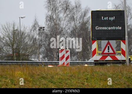 Niederlande starten mit sichtbarer Grenzkontrolle. Lasst euch auf einer LED-Tafel am Grenzübergang der A6 in Bunde stehen. Auf der deutschen Seite der Grenze wird bereits seit Mitte September kontrolliert - seit ein paar Tagen wird nun auch auf der niederländischen Seite entsprechend kontrolliert. Bunde Niedersachsen Deutschlan *** Niederlande Start mit sichtbarer Grenzkontrolle Let op Grensconrole Acht auf Grenzkontrollen steht auf einer LED-Platine am Grenzübergang auf der A6 in Bunde auf der deutschen Seite der Grenze, Kontrollen sind bereits vorhanden Stockfoto