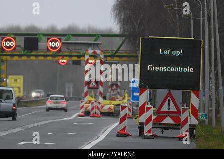 Niederlande starten mit sichtbarer Grenzkontrolle. Lasst euch auf einer LED-Tafel am Grenzübergang der A6 in Bunde stehen. Auf der deutschen Seite der Grenze wird bereits seit Mitte September kontrolliert - seit ein paar Tagen wird nun auch auf der niederländischen Seite entsprechend kontrolliert. Bunde Niedersachsen Deutschlan *** Niederlande Start mit sichtbarer Grenzkontrolle Let op Grensconrole Acht auf Grenzkontrollen steht auf einer LED-Platine am Grenzübergang auf der A6 in Bunde auf der deutschen Seite der Grenze, Kontrollen sind bereits vorhanden Stockfoto