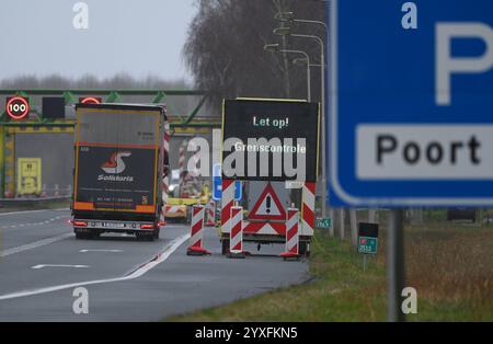 Niederlande starten mit sichtbarer Grenzkontrolle. Lasst euch auf einer LED-Tafel am Grenzübergang der A6 in Bunde stehen. Auf der deutschen Seite der Grenze wird bereits seit Mitte September kontrolliert - seit ein paar Tagen wird nun auch auf der niederländischen Seite entsprechend kontrolliert. Bunde Niedersachsen Deutschlan *** Niederlande Start mit sichtbarer Grenzkontrolle Let op Grensconrole Acht auf Grenzkontrollen steht auf einer LED-Platine am Grenzübergang auf der A6 in Bunde auf der deutschen Seite der Grenze, Kontrollen sind bereits vorhanden Stockfoto