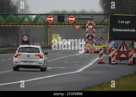 Niederlande starten mit sichtbarer Grenzkontrolle. Lasst euch auf einer LED-Tafel am Grenzübergang der A6 in Bunde stehen. Auf der deutschen Seite der Grenze wird bereits seit Mitte September kontrolliert - seit ein paar Tagen wird nun auch auf der niederländischen Seite entsprechend kontrolliert. Bunde Niedersachsen Deutschlan *** Niederlande Start mit sichtbarer Grenzkontrolle Let op Grensconrole Acht auf Grenzkontrollen steht auf einer LED-Platine am Grenzübergang auf der A6 in Bunde auf der deutschen Seite der Grenze, Kontrollen sind bereits vorhanden Stockfoto