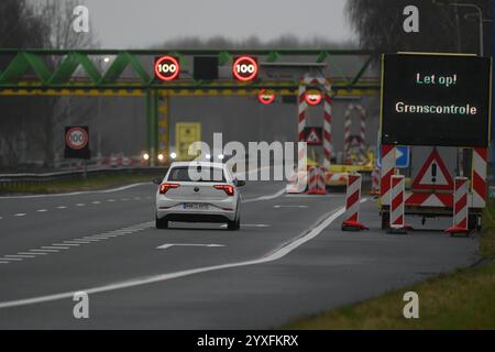 Niederlande starten mit sichtbarer Grenzkontrolle. Lasst euch auf einer LED-Tafel am Grenzübergang der A6 in Bunde stehen. Auf der deutschen Seite der Grenze wird bereits seit Mitte September kontrolliert - seit ein paar Tagen wird nun auch auf der niederländischen Seite entsprechend kontrolliert. Bunde Niedersachsen Deutschlan *** Niederlande Start mit sichtbarer Grenzkontrolle Let op Grensconrole Acht auf Grenzkontrollen steht auf einer LED-Platine am Grenzübergang auf der A6 in Bunde auf der deutschen Seite der Grenze, Kontrollen sind bereits vorhanden Stockfoto