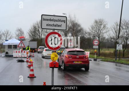 Bundespolizei kontrolliert den Einreiseverkhr nach Deutschland. Blick auf den Kontrollpunkt der Bundespolizei. Auf der deutschen Seite der Grenze wird bereits seit Mitte September kontrolliert - seit ein paar Tagen wird nun auch auf der niederländischen Seite entsprechend kontrolliert. Bunde Niedersachsen Deutschlan *** Bundespolizeikontrolle Einreise nach Deutschland Ansicht der Bundespolizeikontrollstelle Kontrollen werden seit Mitte September auf deutscher Seite durchgeführt und seit einigen Tagen auch auf niederländischer Seite durchgeführt Bunde Niedersachsen Deutschlan Copyright: Xdiebildwer Stockfoto