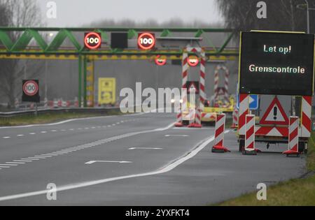 Niederlande starten mit sichtbarer Grenzkontrolle. Lasst euch auf einer LED-Tafel am Grenzübergang der A6 in Bunde stehen. Auf der deutschen Seite der Grenze wird bereits seit Mitte September kontrolliert - seit ein paar Tagen wird nun auch auf der niederländischen Seite entsprechend kontrolliert. Bunde Niedersachsen Deutschlan *** Niederlande Start mit sichtbarer Grenzkontrolle Let op Grensconrole Acht auf Grenzkontrollen steht auf einer LED-Platine am Grenzübergang auf der A6 in Bunde auf der deutschen Seite der Grenze, Kontrollen sind bereits vorhanden Stockfoto