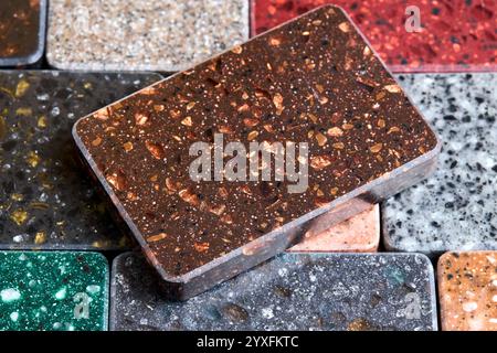 Porzellan Steinzeug-Kunststein-Quadrat-Proben als Küchenarbeitsplatten-Beispiele für zukünftige Küchen-Fassaden-Außenfassaden. Proben von Platten aus natürlichem Granit Stockfoto