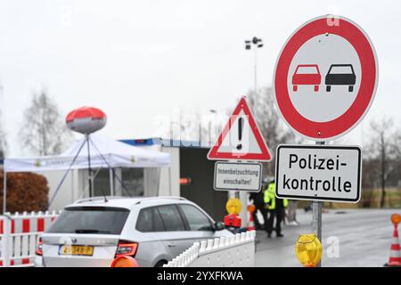 Bundespolizei kontrolliert den Einreiseverkhr nach Deutschland. Blick auf den Kontrollpunkt der Bundespolizei. Auf der deutschen Seite der Grenze wird bereits seit Mitte September kontrolliert - seit ein paar Tagen wird nun auch auf der niederländischen Seite entsprechend kontrolliert. Bunde Niedersachsen Deutschlan *** Bundespolizeikontrolle Einreise nach Deutschland Ansicht der Bundespolizeikontrollstelle Kontrollen werden seit Mitte September auf deutscher Seite durchgeführt und seit einigen Tagen auch auf niederländischer Seite durchgeführt Bunde Niedersachsen Deutschlan Copyright: Xdiebildwer Stockfoto