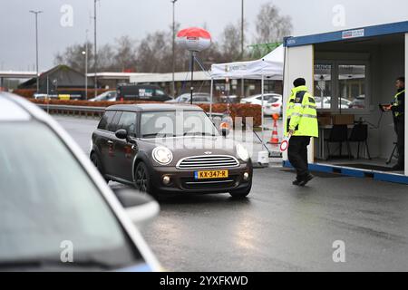 Bundespolizei kontrolliert den Einreiseverkhr nach Deutschland. Blick auf den Kontrollpunkt der Bundespolizei. Auf der deutschen Seite der Grenze wird bereits seit Mitte September kontrolliert - seit ein paar Tagen wird nun auch auf der niederländischen Seite entsprechend kontrolliert. Bunde Niedersachsen Deutschlan *** Bundespolizeikontrolle Einreise nach Deutschland Ansicht der Bundespolizeikontrollstelle Kontrollen werden seit Mitte September auf deutscher Seite durchgeführt und seit einigen Tagen auch auf niederländischer Seite durchgeführt Bunde Niedersachsen Deutschlan Copyright: Xdiebildwer Stockfoto