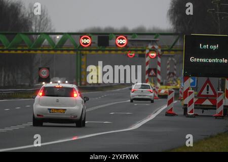 Niederlande starten mit sichtbarer Grenzkontrolle. Lasst euch auf einer LED-Tafel am Grenzübergang der A6 in Bunde stehen. Auf der deutschen Seite der Grenze wird bereits seit Mitte September kontrolliert - seit ein paar Tagen wird nun auch auf der niederländischen Seite entsprechend kontrolliert. Bunde Niedersachsen Deutschlan *** Niederlande Start mit sichtbarer Grenzkontrolle Let op Grensconrole Acht auf Grenzkontrollen steht auf einer LED-Platine am Grenzübergang auf der A6 in Bunde auf der deutschen Seite der Grenze, Kontrollen sind bereits vorhanden Stockfoto