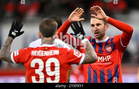 Niklas Dorsch 1. FC Heidenheim 1846 FCH (39) und Jonas Foehrenbach 1. FC Heidenheim 1846 FCH (19) klatschen ab nach gelungener Aktion 1. FC HEIDENHEIM 1846 FCH VS VFB STUTTGART 15.12.2024 DFL-VORSCHRIFTEN VERBIETEN JEDE VERWENDUNG VON FOTOGRAFIEN ALS BILDSEQUENZEN UND/ODER QUASI-VIDEO Stockfoto