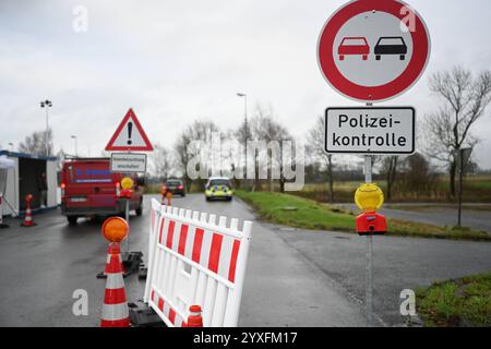 Bundespolizei kontrolliert den Einreiseverkhr nach Deutschland. Blick auf den Kontrollpunkt der Bundespolizei. Auf der deutschen Seite der Grenze wird bereits seit Mitte September kontrolliert - seit ein paar Tagen wird nun auch auf der niederländischen Seite entsprechend kontrolliert. Bunde Niedersachsen Deutschlan *** Bundespolizeikontrolle Einreise nach Deutschland Ansicht der Bundespolizeikontrollstelle Kontrollen werden seit Mitte September auf deutscher Seite durchgeführt und seit einigen Tagen auch auf niederländischer Seite durchgeführt Bunde Niedersachsen Deutschlan Copyright: Xdiebildwer Stockfoto